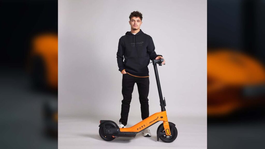 Le pilote de F1 Lando Norris semble « très heureux » de porter ce scooter électrique