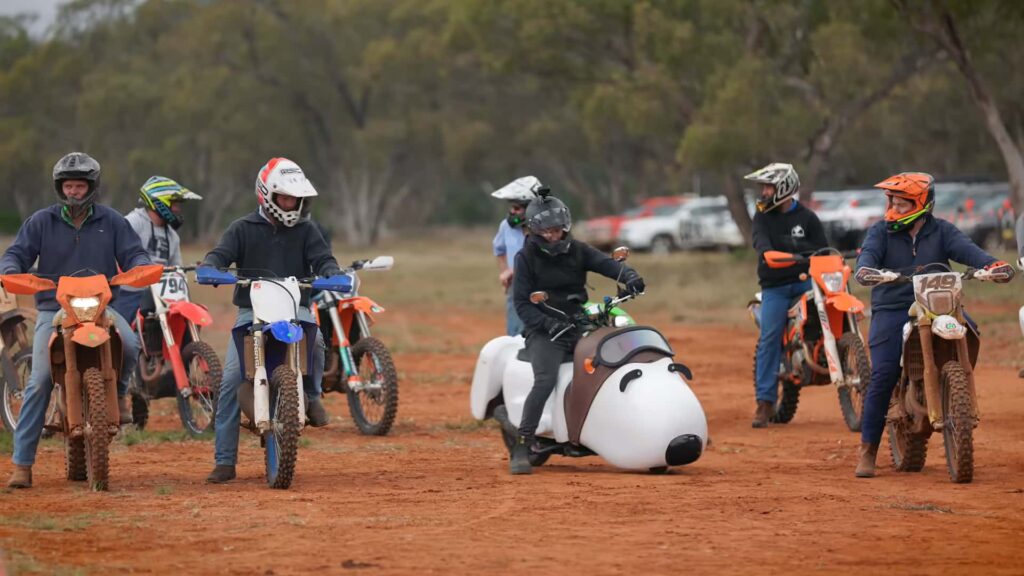 Que pensez-vous, cette moto Snoopy peut-elle gagner un Gymkhana tout-terrain ?