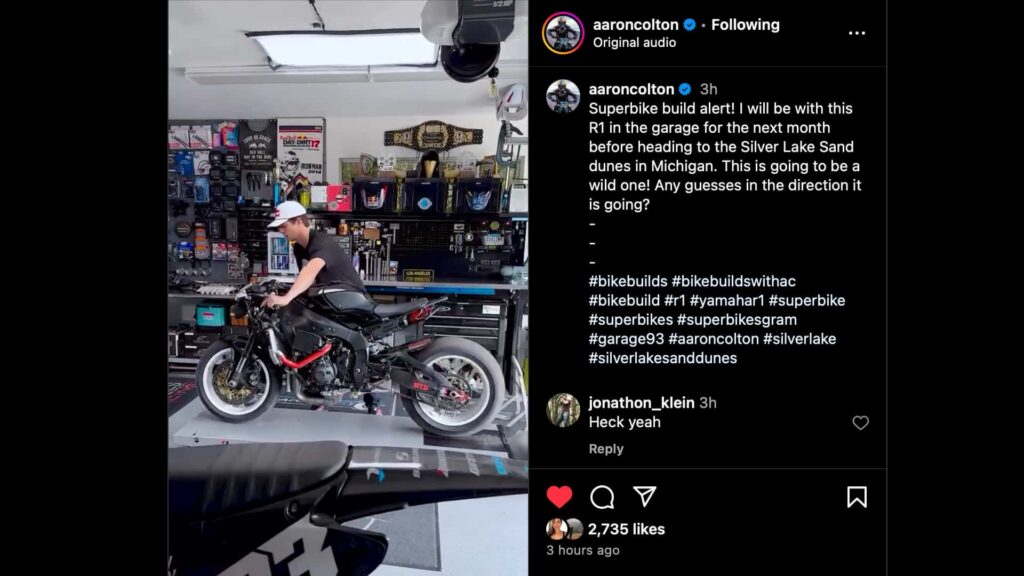 Une moto de superbike détruite retrouve une nouvelle vie et se transforme en arme de sable