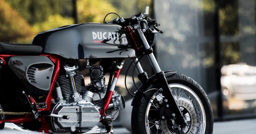 Lecture rapide : une Ducati 900SS café racer habillée de carbone et plus encore