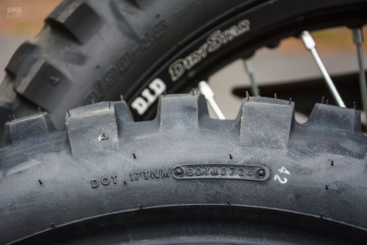 Pneus DOT pour motos double usage homologuées pour la route