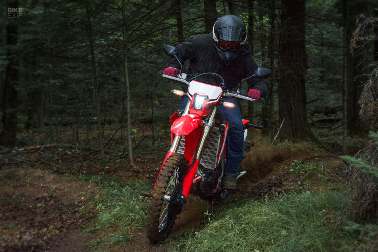 Modifications budgétaires pour motos tout-terrain homologuées pour la route