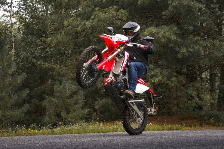 Modifications budgétaires pour motos tout-terrain homologuées pour la route