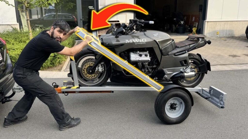 Ce type a résolu le problème du transport de motos en solo, en construisant sa propre remorque