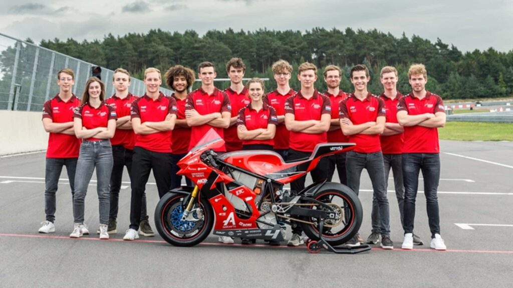Ces étudiants ont construit une superbike électrique, regardez-la détruire une piste de course