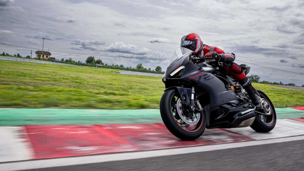 Ducati travaille sur une moto de sport V-Twin plus accessible