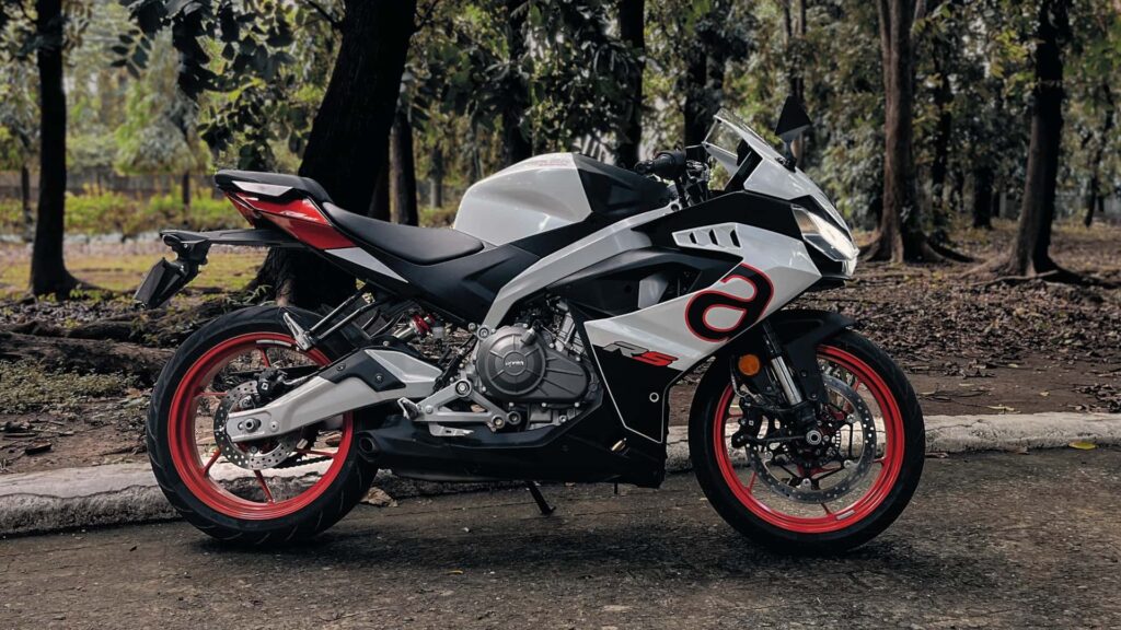L'Aprilia RS 457 est ce qui se rapproche le plus d'une moto de sport parfaite pour débutant