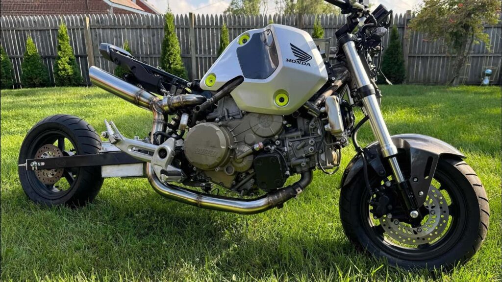 Quelqu'un a mis un moteur Ducati Panigale dans une Honda Grom, parce que pourquoi pas