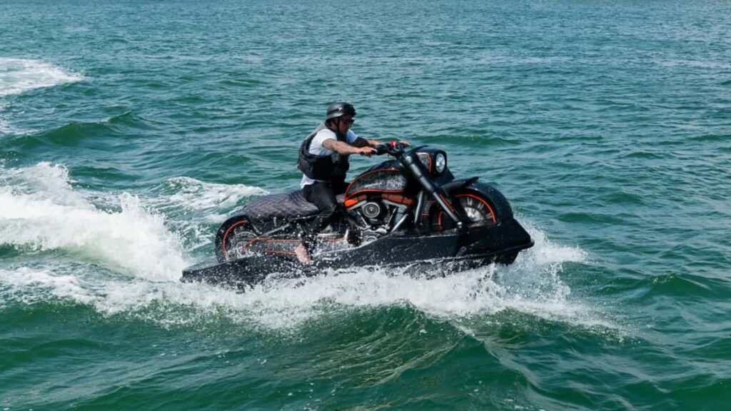 Regardez ce jet bike suralimenté de 250 chevaux de style Harley-Davidson se déchaîner, louez la Floride