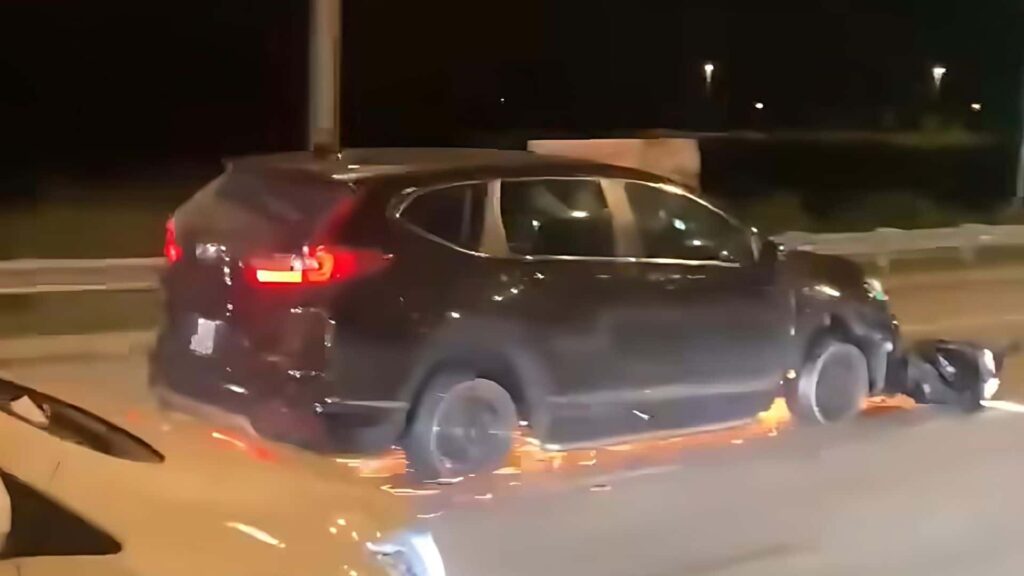 Un conducteur ivre traîne sa moto sur un quart de mille et refuse de s'arrêter
