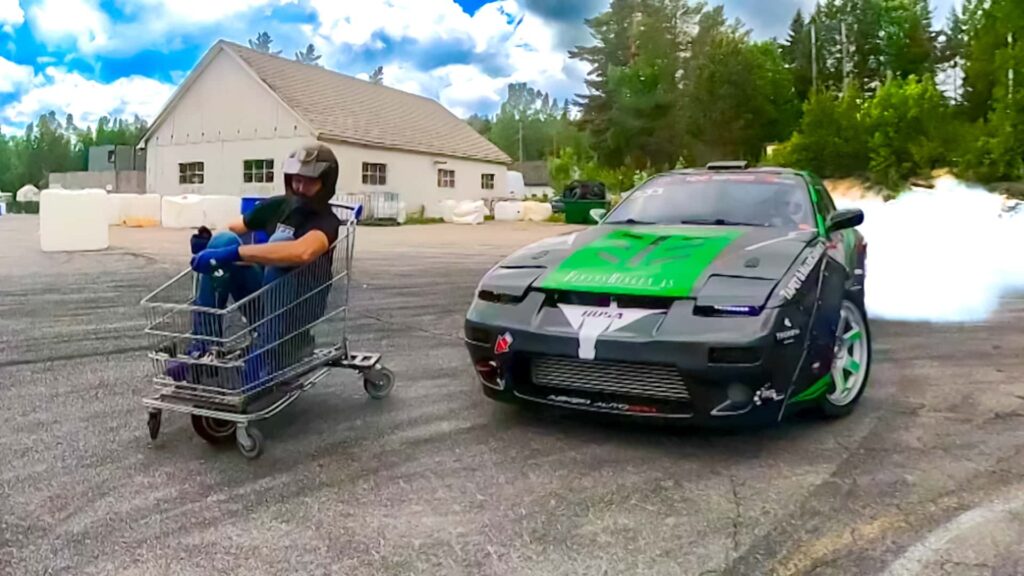 Un homme construit un chariot de courses à partir d'un vieux scooter, l'hilarité s'ensuit
