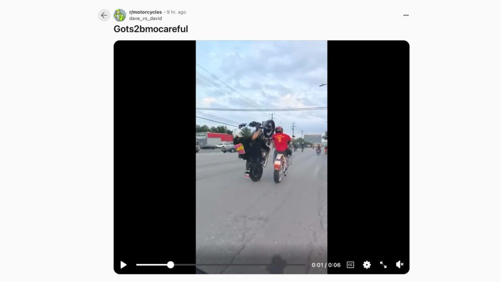 Un motard Harley fait un wheelie et percute immédiatement une autre moto