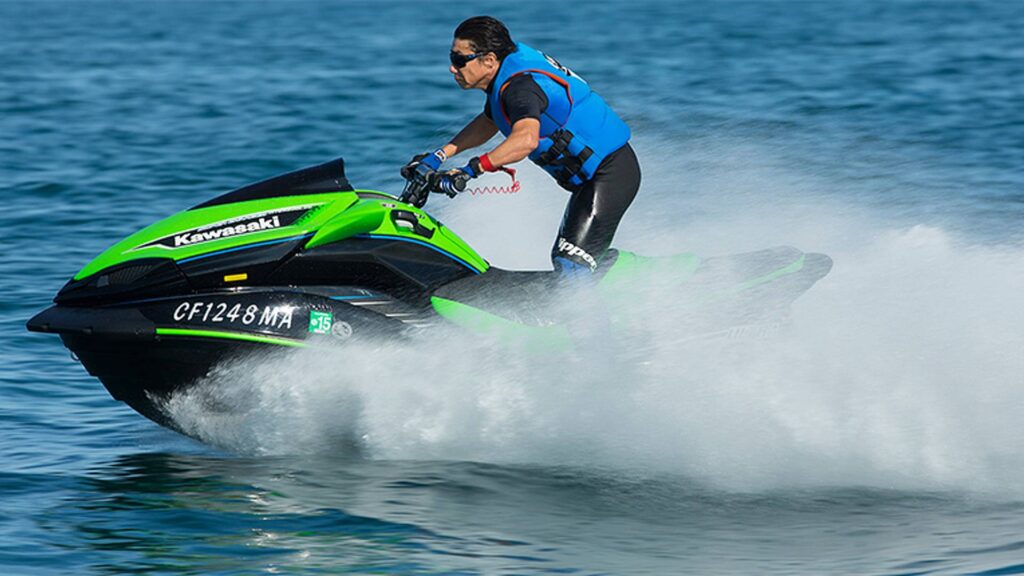 Un trafiquant de drogue en herbe qui voulait utiliser un jet ski a été arrêté par une famille qui se rendait à la plage