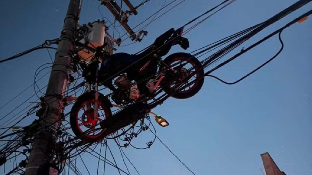 Une montgolfière s'est écrasée et a entraîné une moto sur un fil téléphonique