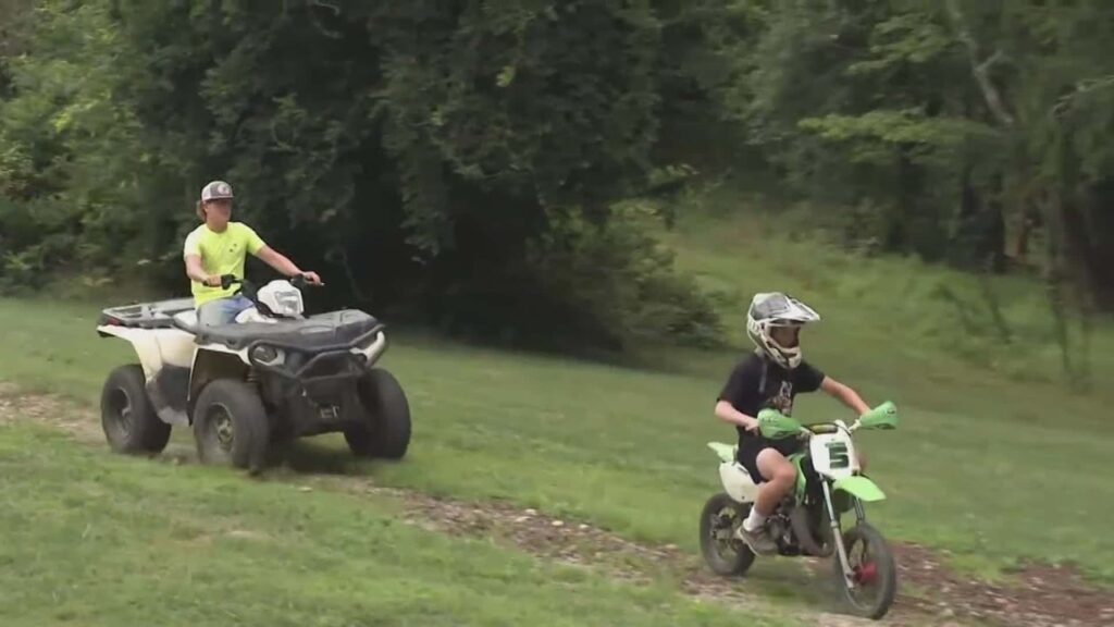 Vous voulez conduire des quads et des motos tout-terrain dans votre ferme ? Pas si vite, dit cet homme