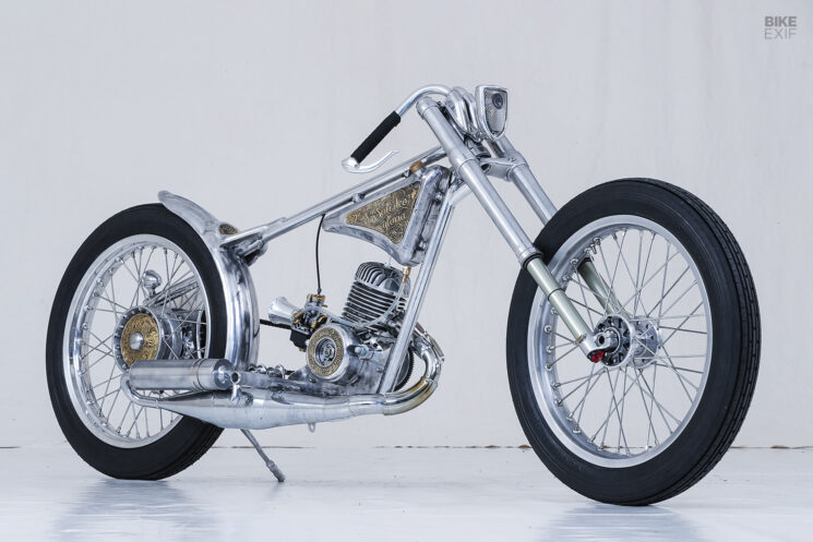 Moto de course terrestre à deux temps construite sur mesure par Wannabe-Choppers