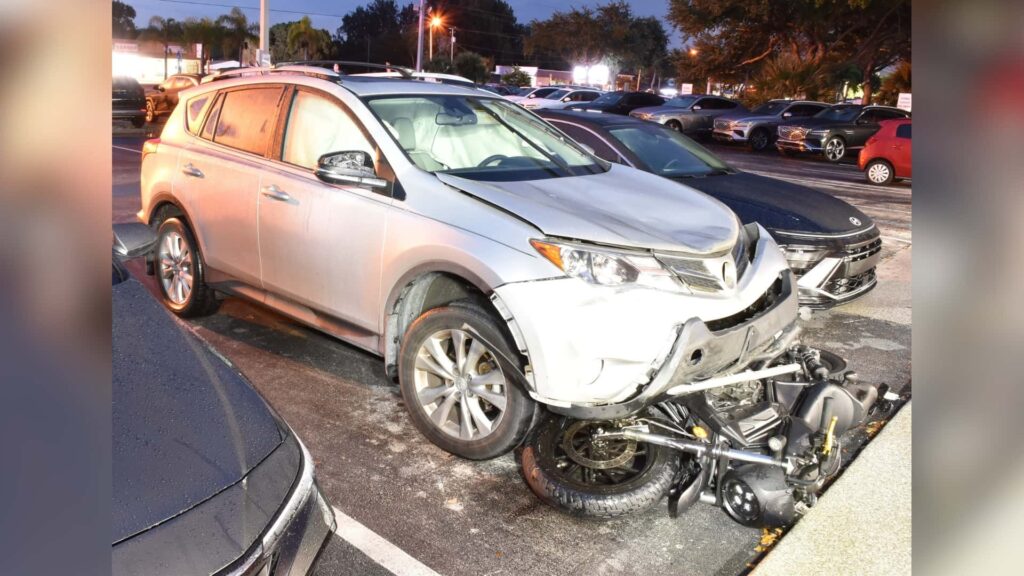 Un conducteur percute un motocycliste et tente de fuir avec sa moto coincée sous la voiture