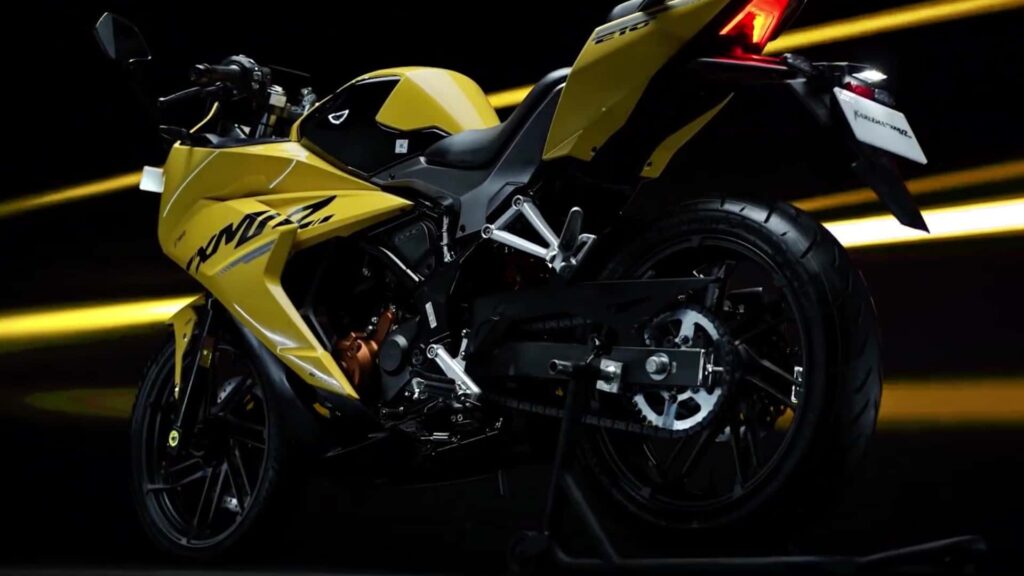 De plus en plus de motos hybrides arrivent, cette fois en provenance d'Inde