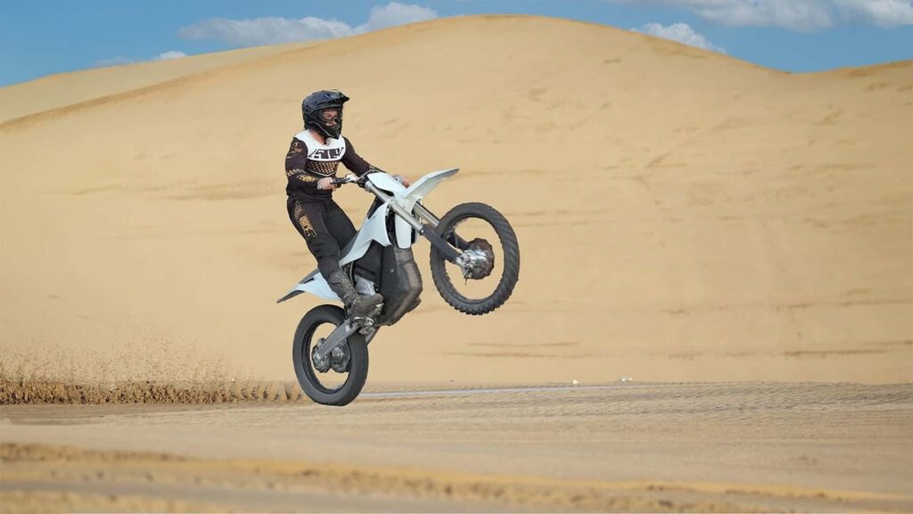 Hayabusa Dirt Bike contre Stark Varg contre KTM 450 construite sur le sable