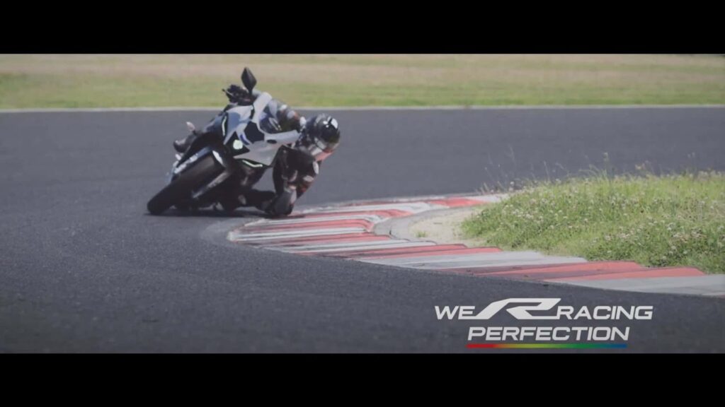 L'YZF-R15M de Yamaha est tellement chargé de technologie qu'il donne une mauvaise image des grands frères et sœurs