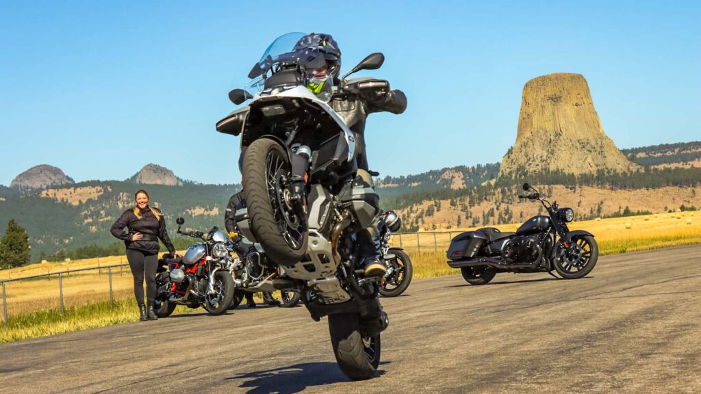 La BMW R 1300 GS est destinée aux adultes qui détestent « The Man » et veulent quand même se faire tatouer