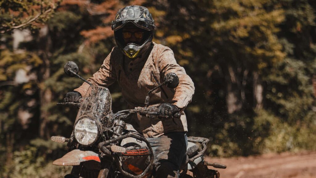 Le casque Bell MX-9 Adventure DLX fonctionne sur route et hors route, mais la visière a besoin d'une languette