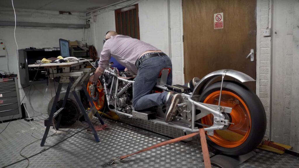 Regardez cette folle moto de 250 cc à vitesse de pointe hurler jusqu'à 18 000 tr/min