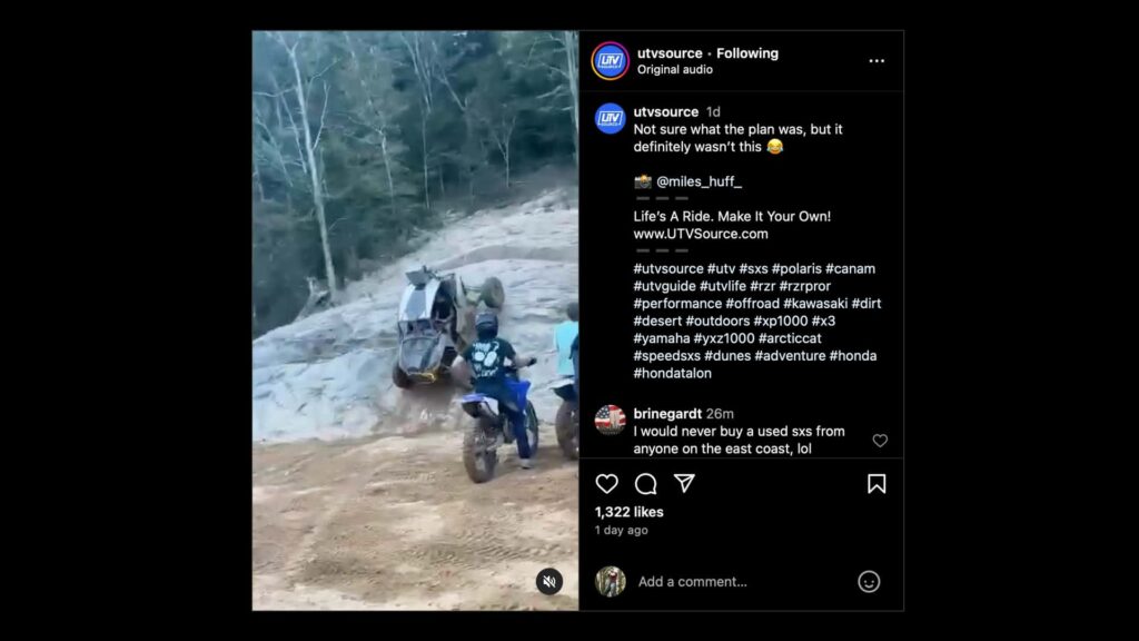 Un homme tente de faire reculer un UTV sur un mur rocheux et le fait immédiatement rouler