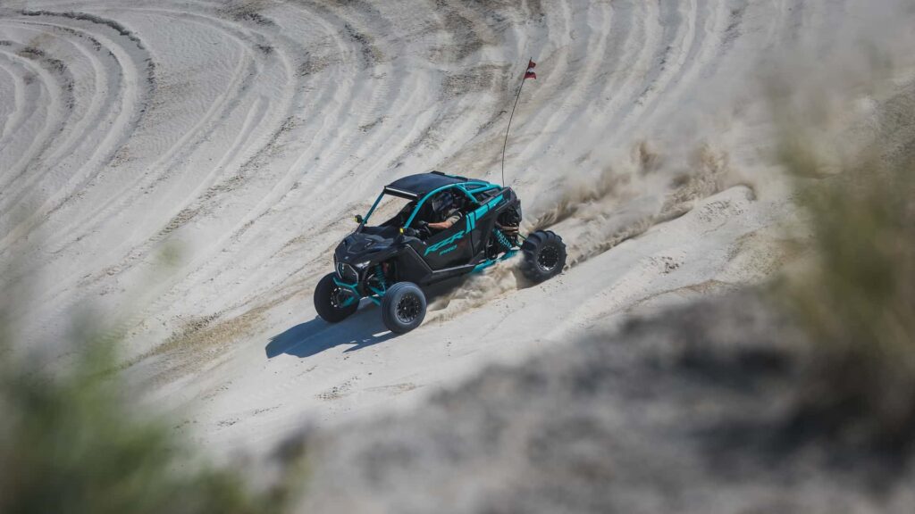 Un mécanicien plante le véhicule tout-terrain Polaris RZR d'un client, le concessionnaire refuse de payer pour cela
