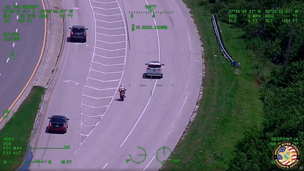 Un motard tente de distancer un hélicoptère de police et l'histoire se termine exactement comme on l'imagine