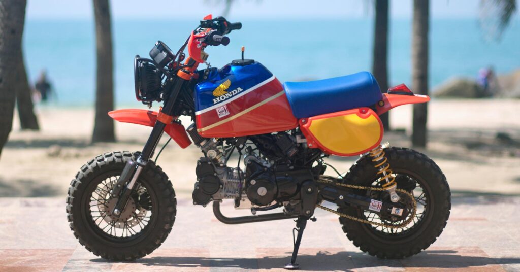 Big Red : Un Honda Monkey effronté avec des kilomètres de style rallye rétro
