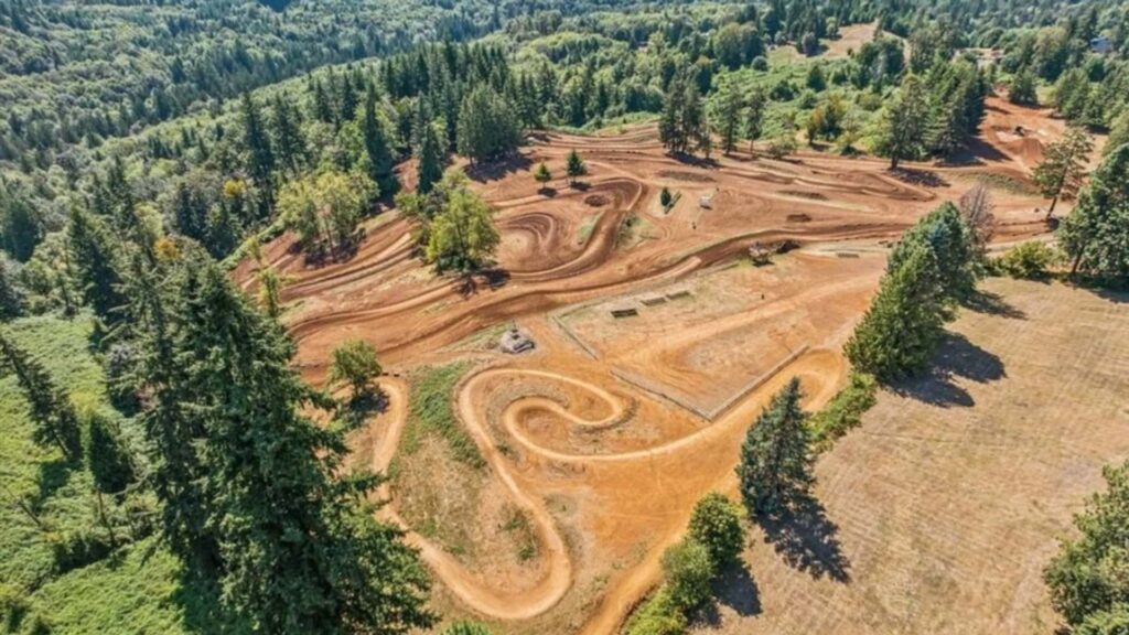 Achetez cette maison et obtenez une piste de motocross insensée, mais il y a un piège