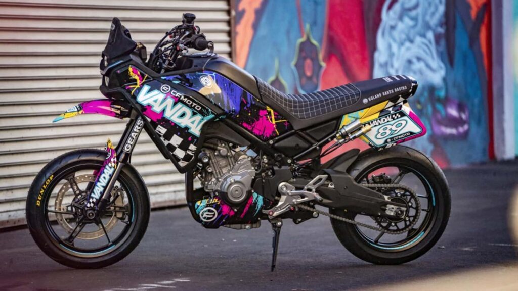 Ce CFMoto Ibex 450 unique a l'air malade, définitivement sur roues