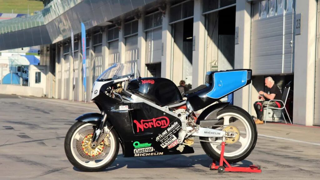 Cette Norton F1R est une moto de sport à moteur rotatif dont vous n'auriez jamais pensé que vous vouliez