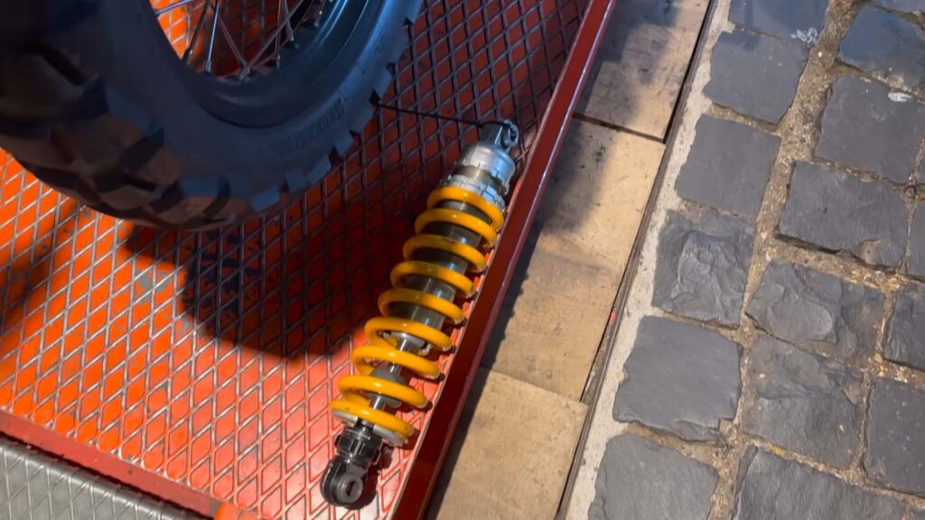 Hé, vous pouvez totalement reconstruire l'amortisseur arrière de votre vélo si vous le souhaitez