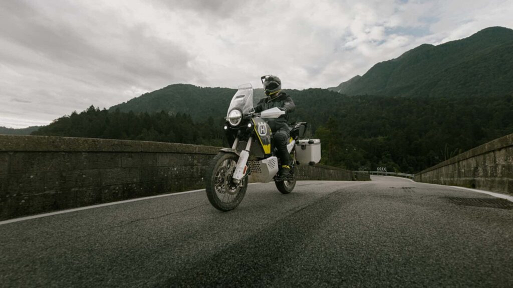 L'expédition Norden 901 de Husqvarna est peut-être le vélo parfait pour l'apocalypse zombie