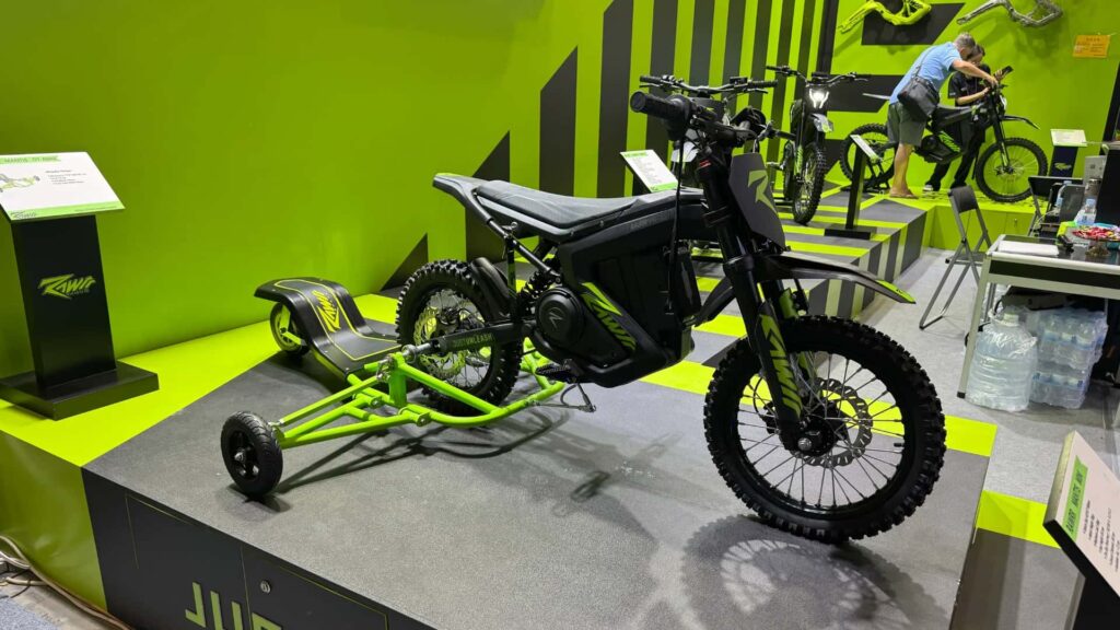 Le Rawrr Wheelie Helper prouve que les enfants obtiennent toutes les meilleures choses