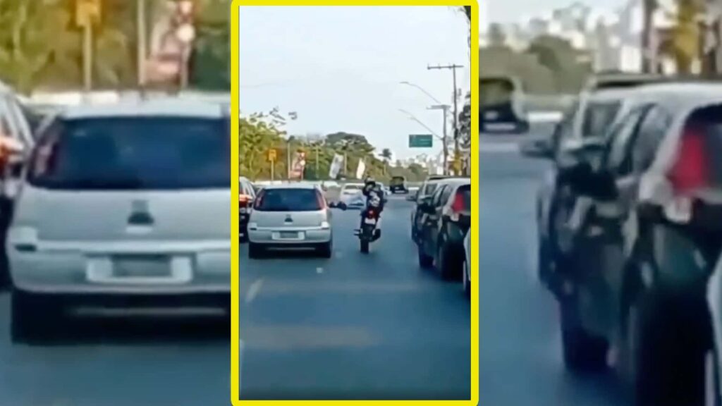 Un motocycliste obtient un karma instantané et s'écrase après avoir frappé une portière de voiture