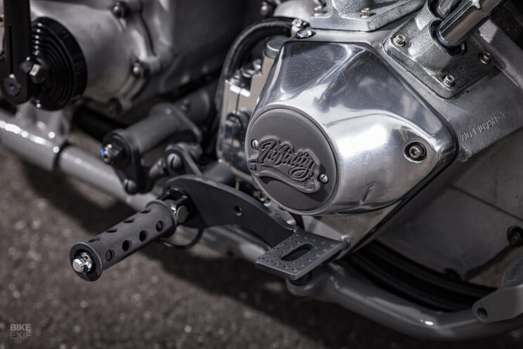 Planche de style piste Harley Shovelhead personnalisée par Infinity Japan