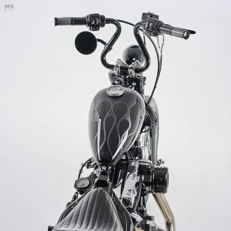 Harley Softail Deuce personnalisée par Demiurge Cycles