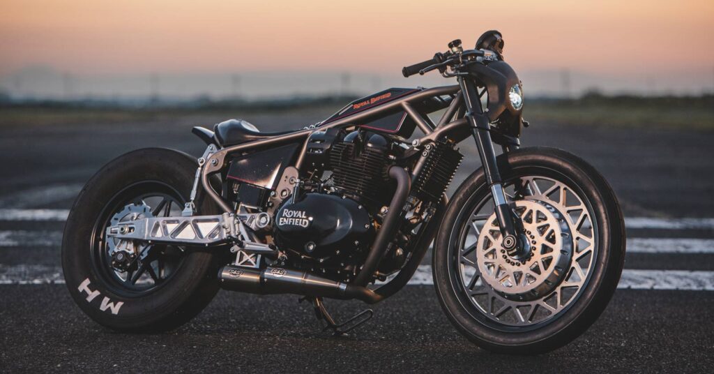 Le Royal Enfield Shotgun 650 personnalisé et sauvage de Sureshot fait ses débuts chez Mooneyes