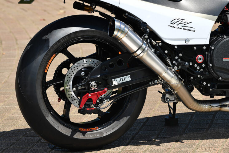 Kawasaki GPZ900R restomodé par AC Sanctuary