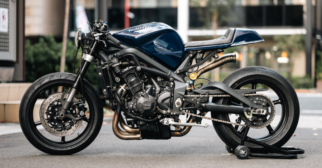 Tokyo Triple : Une Triumph Street Triple 675 café racer 2010 en provenance du Japon