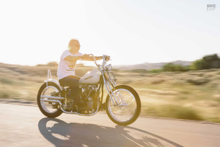 Bobber Knucklehead Knucklehead blanc par KC Kawano
