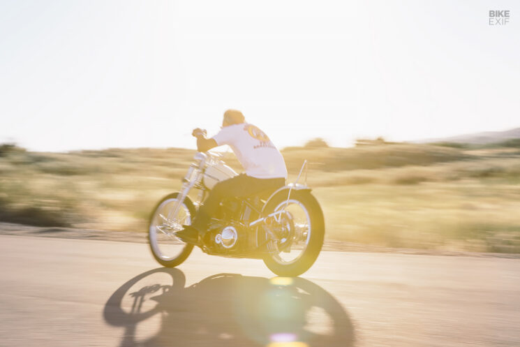 Bobber Knucklehead Knucklehead blanc par KC Kawano