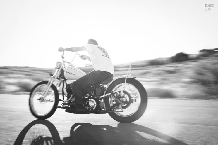 Bobber Knucklehead Knucklehead blanc par KC Kawano