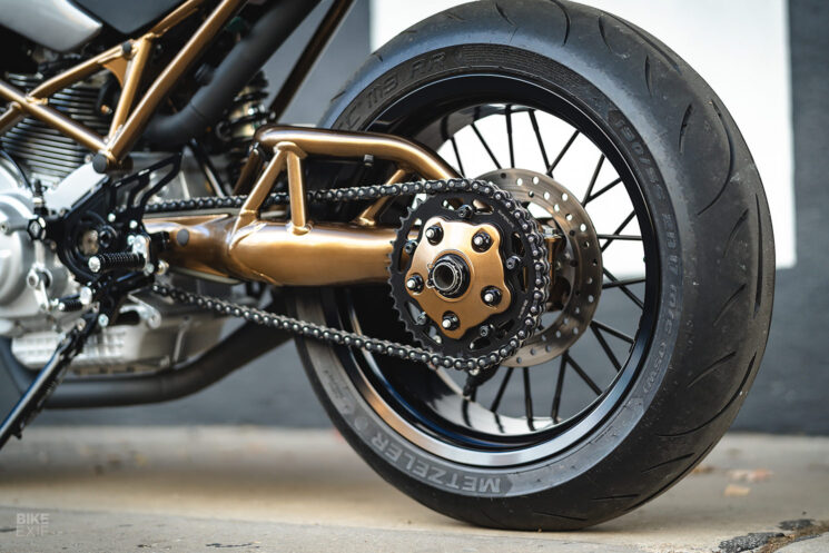 Ducati Monster S2R 1000 restomodée par Analog Motorcycles