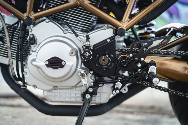 Ducati Monster S2R 1000 restomodée par Analog Motorcycles