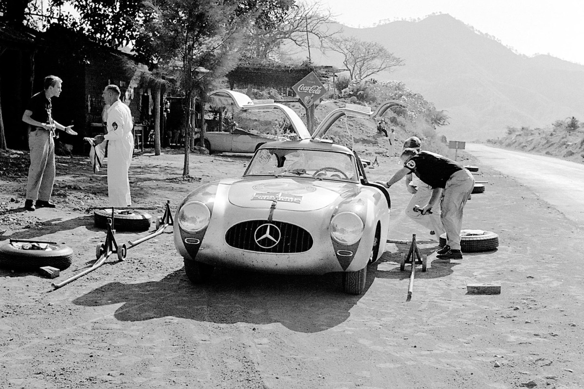 Légende originale : III. Carrera Panamericana Mexique, 1952. Eines der vielen Reifen-Hilfsdepots die Mercedes-Benz auf der Strecke eingerichtet hatte. Arrêt de service à la première étape de Tuxtla Gutierrez à Oaxaca. Das Siegerteam Karl Kling / Hans Klenk (v