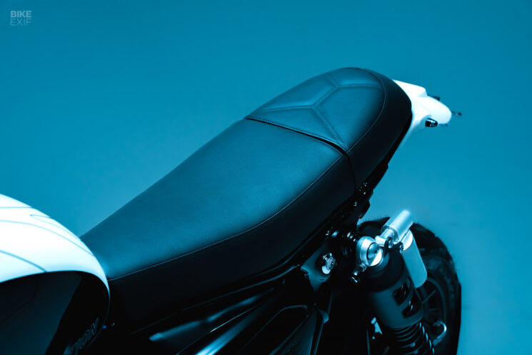 The Alps Edition Triumph Scrambler 1200 Bolt-On Kit Bolt-on par Crooked Motorcycles
